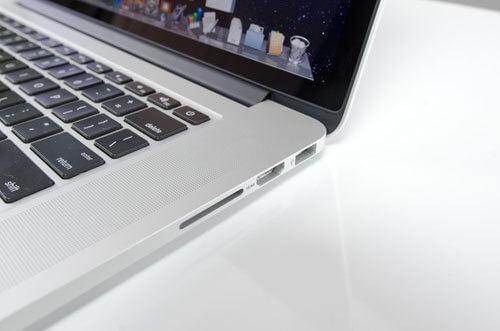 Nettoyer les ports USB sur le MacBook